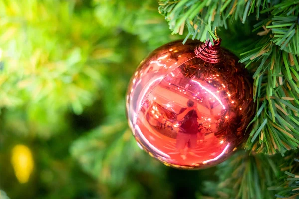 Fundo de Natal de ouro de luzes desfocadas com tr decorado — Fotografia de Stock