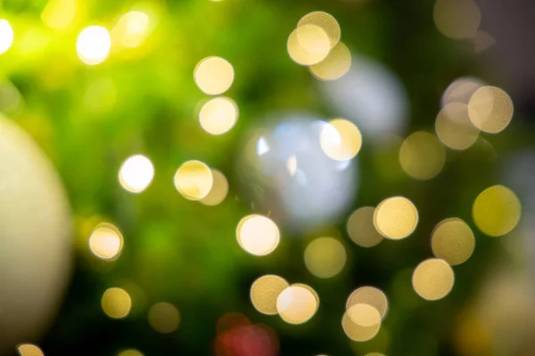 Boules de Noël bokeh et arbre de Noël — Photo