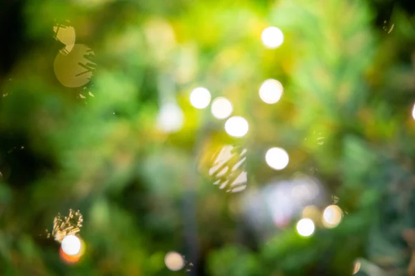 Bokeh Χριστούγεννα μπάλες και το χριστουγεννιάτικο δέντρο — Φωτογραφία Αρχείου