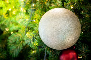 Altın Christmas arka plan ile dekore edilmiş tr de-odaklı ışıkların