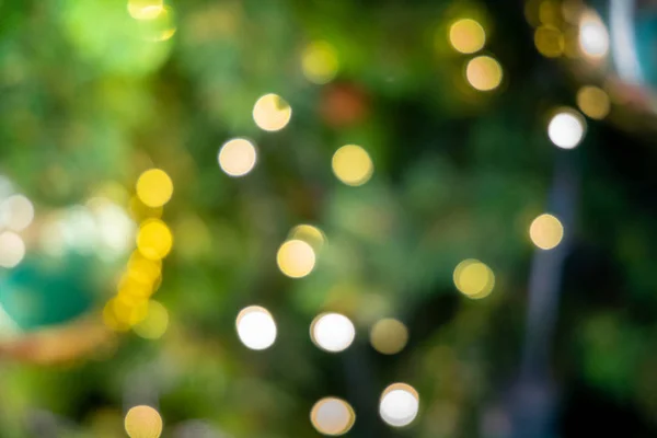 Bokeh julgranskulor och julgran — Stockfoto