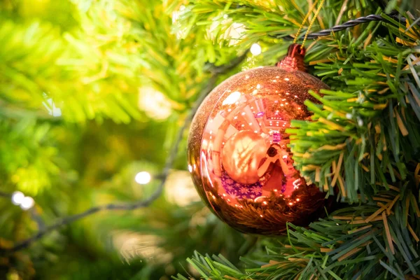 Fondo de Navidad de oro de luces desenfocadas con tr decorado —  Fotos de Stock