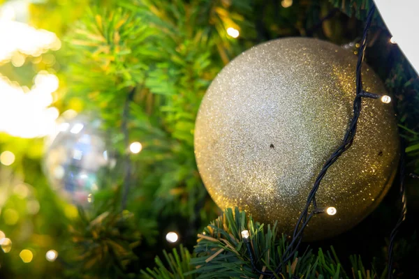 Χρυσό φόντο Χριστούγεννα de-εστιασμένη φώτα με διακοσμημένα tr — Φωτογραφία Αρχείου