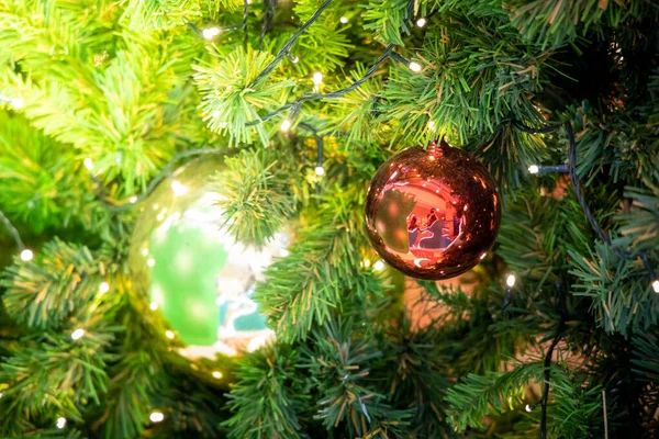Latar belakang Natal emas dari lampu-lampu yang tidak fokus dengan dekorasi tr — Stok Foto