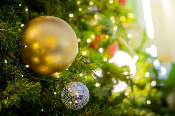 Guld jul bakgrund av de fokuserat ljus med inredda tr — Stockfoto