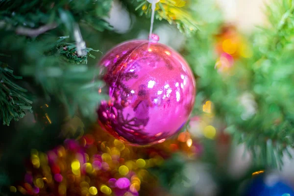 Primo piano di un albero di Natale decorato . — Foto Stock