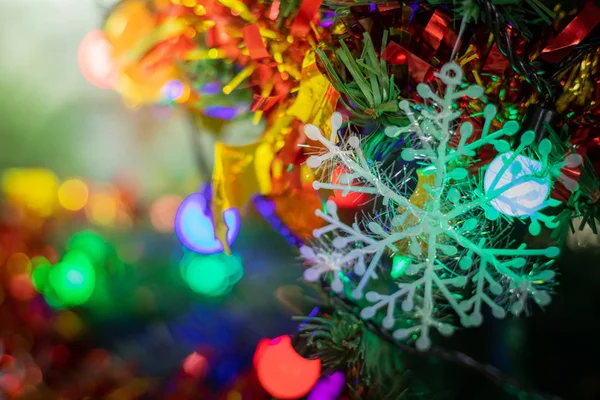 Primo piano di un albero di Natale decorato . — Foto Stock