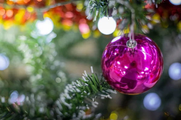Detailní záběr vánoční stromeček zdobený. — Stock fotografie