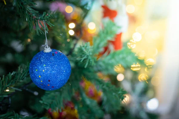 Close-up van een kerstboom versierd. — Stockfoto