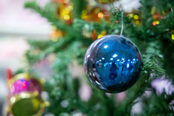 Dekore edilmiş bir Noel ağacının yakın çekimi. — Stok fotoğraf