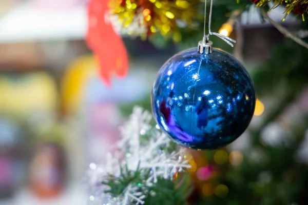 Close-up van een kerstboom versierd. — Stockfoto