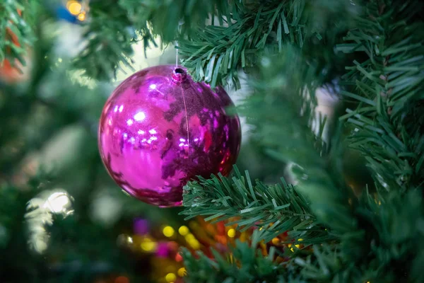 Gros plan d'un sapin de Noël décoré . — Photo