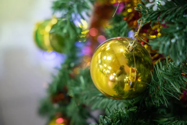 Close-up van een kerstboom versierd. — Stockfoto