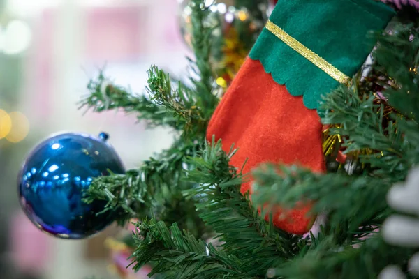 Close-up van een kerstboom versierd. — Stockfoto