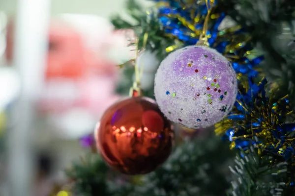 Κοντινό πλάνο χριστουγεννιάτικου δέντρου διακοσμημένο. — Φωτογραφία Αρχείου