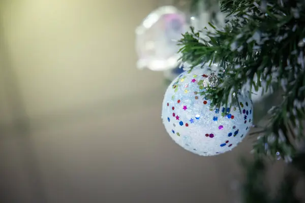 Κοντινό πλάνο χριστουγεννιάτικου δέντρου διακοσμημένο. — Φωτογραφία Αρχείου