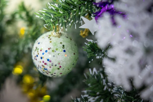 Close-up van een kerstboom versierd. — Stockfoto