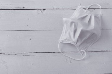 Corona virüsünün önlenmesi maske ve el temizleme jeli ile ahşap arka planda el hijyeni Corona virüsü koruması. Koruyucu maske