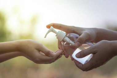 Alkol dezenfektanlarıyla el yıkamak. Grip hastalığının önlenmesi. Wuhan Coronavirus (COVID-19) salgın enfeksiyonu önleme ve kontrol.