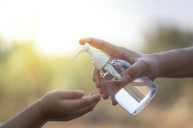 Alkol dezenfektanlarıyla el yıkamak. Grip hastalığının önlenmesi. Wuhan Coronavirus (COVID-19) salgın enfeksiyonu önleme ve kontrol.