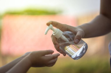 Alkol dezenfektanlarıyla el yıkamak. Grip hastalığının önlenmesi. Wuhan Coronavirus (COVID-19) salgın enfeksiyonu önleme ve kontrol.