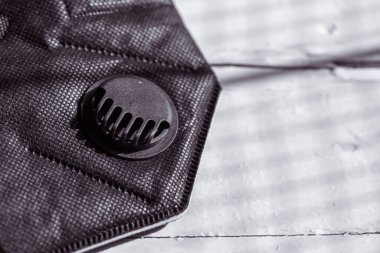 Corona virüsünün önlenmesi maske ve el temizleme jeli ile ahşap arka planda el hijyeni Corona virüsü koruması. Koruyucu maske