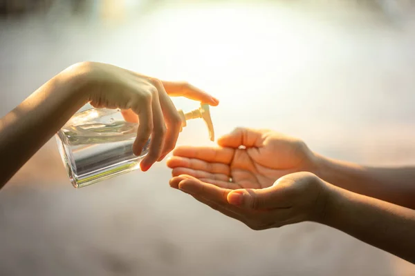 Handen Wassen Met Alcohol Ontsmettingsmiddelen Preventie Van Griepziekten Preventie Bestrijding — Stockfoto