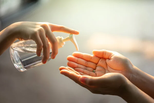 Handen Wassen Met Alcohol Ontsmettingsmiddelen Preventie Van Griepziekten Preventie Bestrijding — Stockfoto