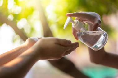 Alkol dezenfektanlarıyla el yıkamak. Grip hastalığının önlenmesi. Wuhan Coronavirus (COVID-19) salgın enfeksiyonu önleme ve kontrol.