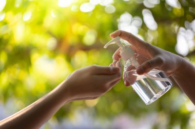 Alkol dezenfektanlarıyla el yıkamak. Grip hastalığının önlenmesi. Wuhan Coronavirus (COVID-19) salgın enfeksiyonu önleme ve kontrol.