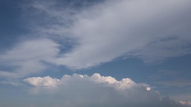 Céu Azul Ensolarado Natureza Nuvens Brancas Movimento Nuvem Timelapse Timelapse — Vídeo de Stock