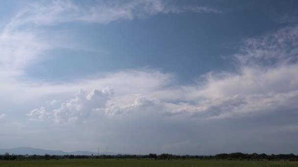 Céu Azul Ensolarado Natureza Nuvens Brancas Movimento Nuvem Timelapse Timelapse — Vídeo de Stock