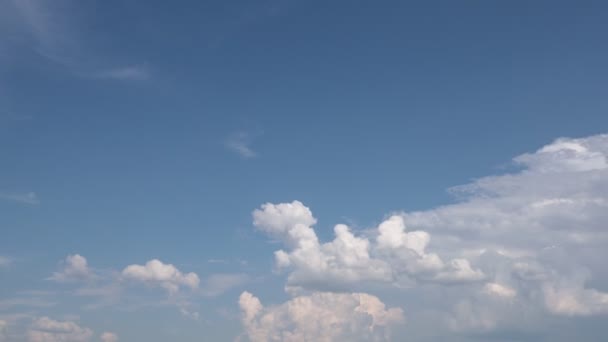 Ηλιόλουστο Γαλάζιο Ουρανό Λευκά Σύννεφα Της Φύσης Χρόνος Κίνησης Του — Αρχείο Βίντεο