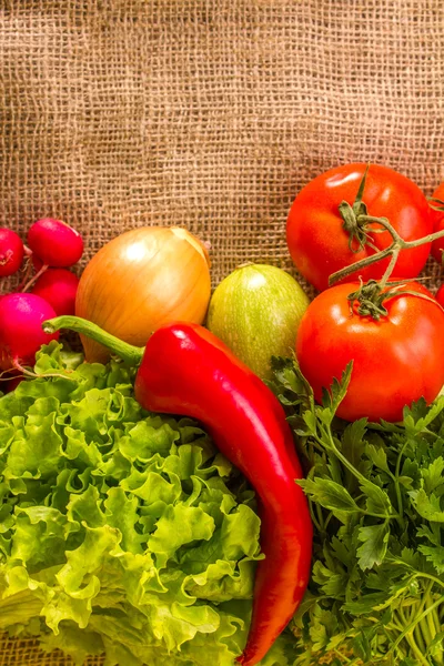 Çuval bezi üzerinde taze sebze