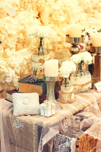 Květiny, svíčky, dárky — Stock fotografie
