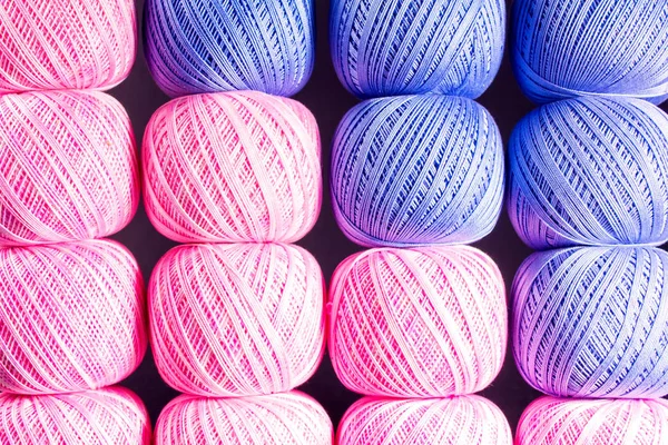 Závit pro pletení, černé pozadí — Stock fotografie