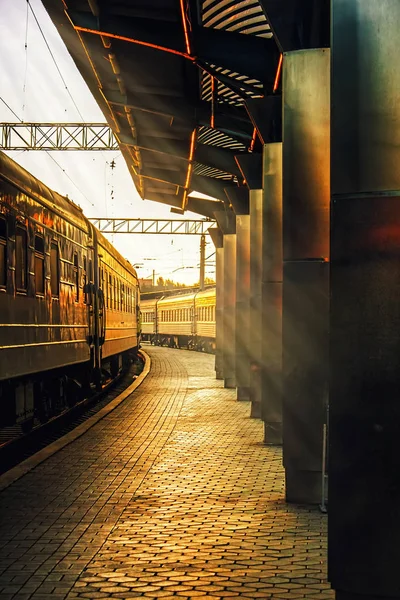 Tågstationen, Ukraina Dnepropetrovsk, tåg vid järnvägsstationen — Stockfoto
