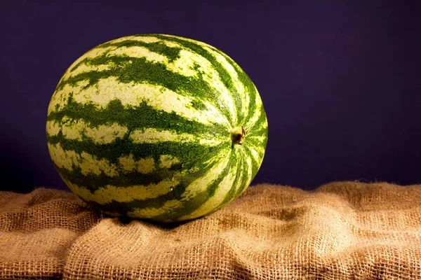 karpuz çuval bezi ve mavi arka plan üzerinde