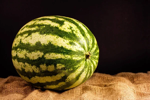karpuz çuval bezi siyah arka plan üzerinde