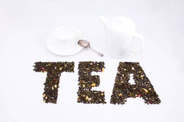 Gül, mango, su ısıtıcı, çay yaprakları bardak ve kaşık