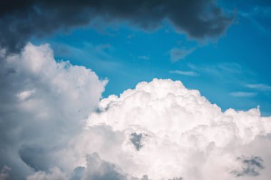 Gökyüzünde gök gürültüsü ve beyaz bulutlar