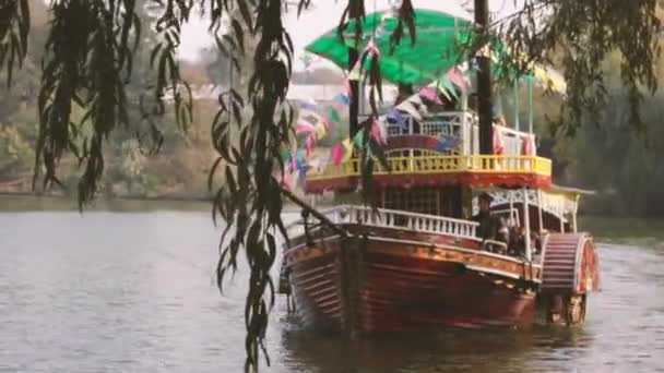 Pleasure boat approaches the shore of Ukraine Uman — Stock Video