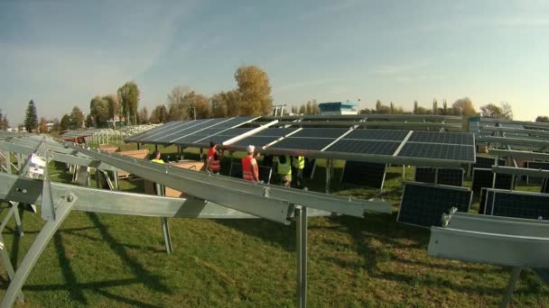Instalación de paneles solares fotovoltaicos — Vídeos de Stock