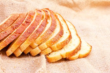 Çuval bezinde taze dilimlenmiş ekmek dilimleri