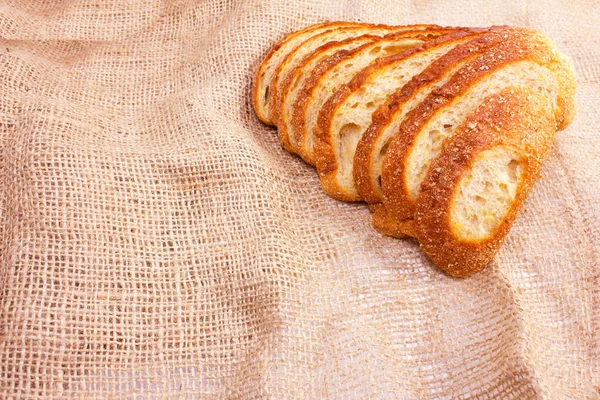 Çuval Bezinde Taze Dilimlenmiş Ekmek Dilimleri — Stok fotoğraf
