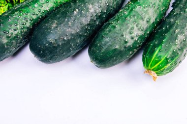 Beyaz arkaplanda salatalıklar