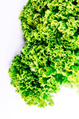 Beyaz arka planda bir sürü marul yaprağı