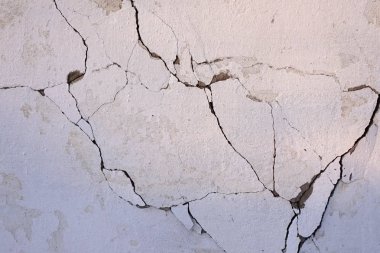 Beyaz duvar. Beton binanın yıkımı..