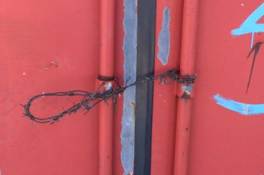 Demir kapı. Dikenli telle kapatılmış..