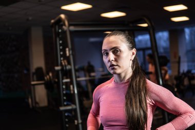 Spor olsun diye halterli kız spor yapıyor. Egzersiz yapıyor. Benç presi.